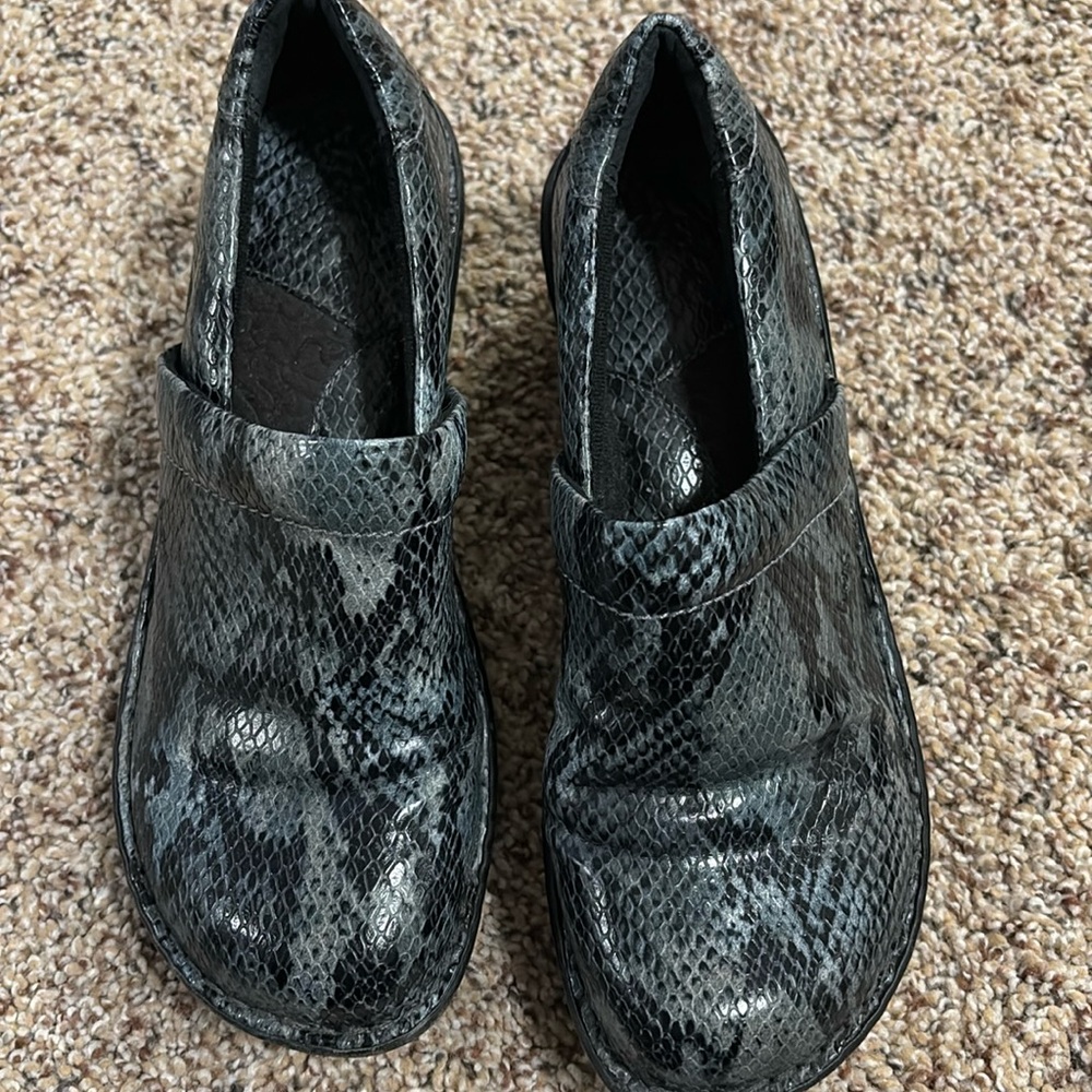 BOC shoes/snake skin/ size 6